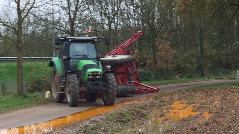 Chemicaliën lopen de berm in. (Foto: Marco van den Broek/SQ Vision Mediaprodukties)