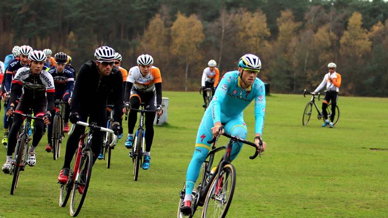 Lars Boom duikt op bij steunpunt Veldrittrainingen KNWU in Alphen Foto: John Kuijsters