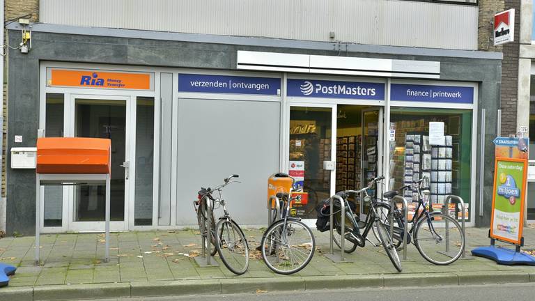De winkel in Tilburg werd rond acht uur overvallen. (Foto: Jules Vorselaars)