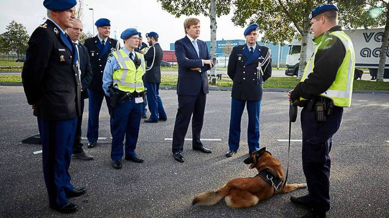 Koning Willem-Alexander op bezoek bij grensovergang Hazeldonk. (foto: Koninklijke Marechaussee).