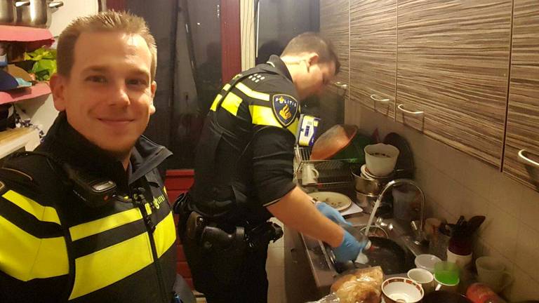 Politie doet de afwas (foto: Politie Eindhoven)