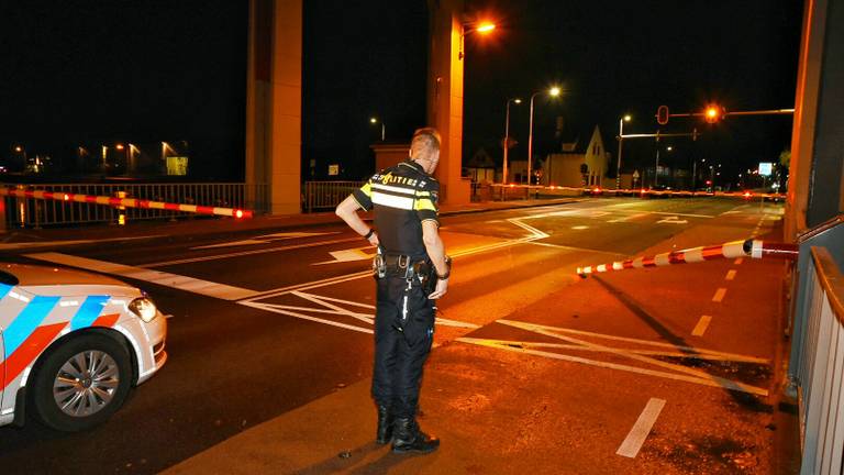 De slagboom brak door de klap af. (Foto: Toby de Kort/De Kort Media).