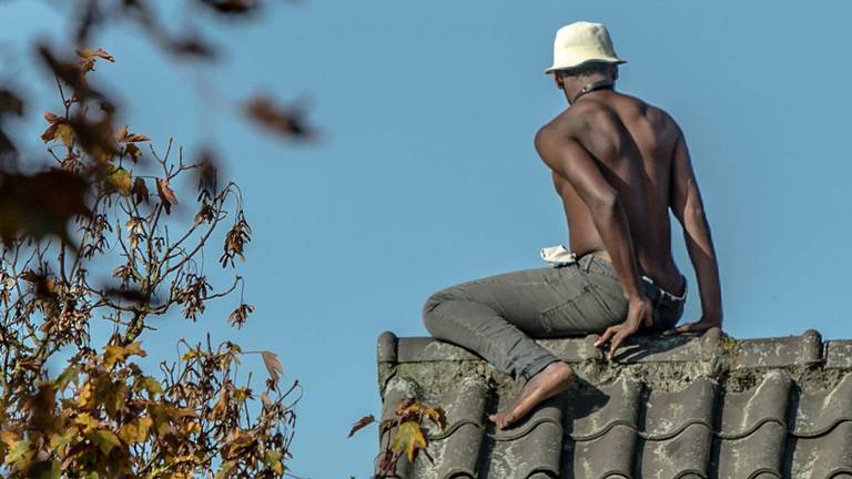 Na driekwartier kon de verwarde, halfnaakte man van het dak worden gehaald. (Foto: Rob Engelaar)