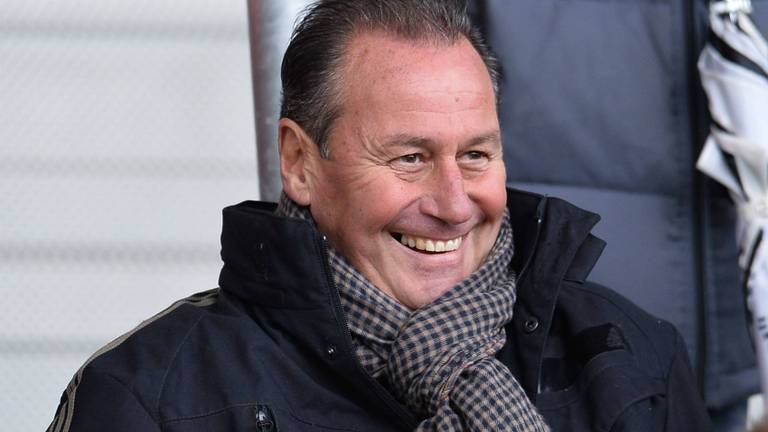 Huub Stevens gaat weer aan de slag in de Bundesliga