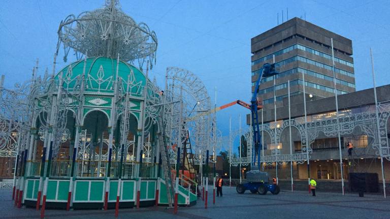 Italiaans bedrijf De Cagna bouwt lichtkunstwerk op Stadhuisplein Eindhoven