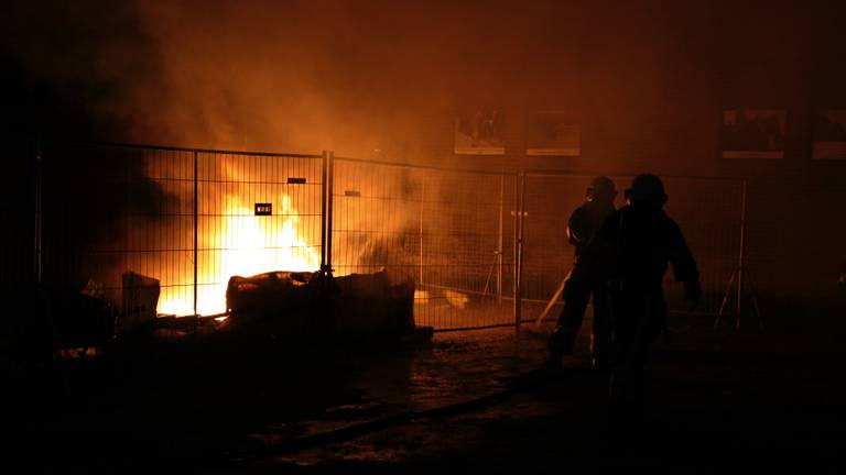 De brandweer kon niet voorkomen dat het toilet en de container uitbrandden. (Foto: Karel ten Haaf/SK-Media).