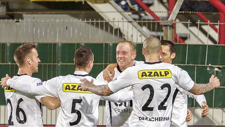 Blije gezichten bij NAC na de monsterzege op FC Oss. (Foto: VI Images)