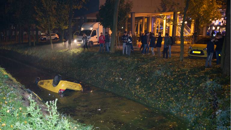 Bioscoopbezoekers zagen het ongeluk gebeuren. (Foto: Marcel van Dorst/SQ Vision).