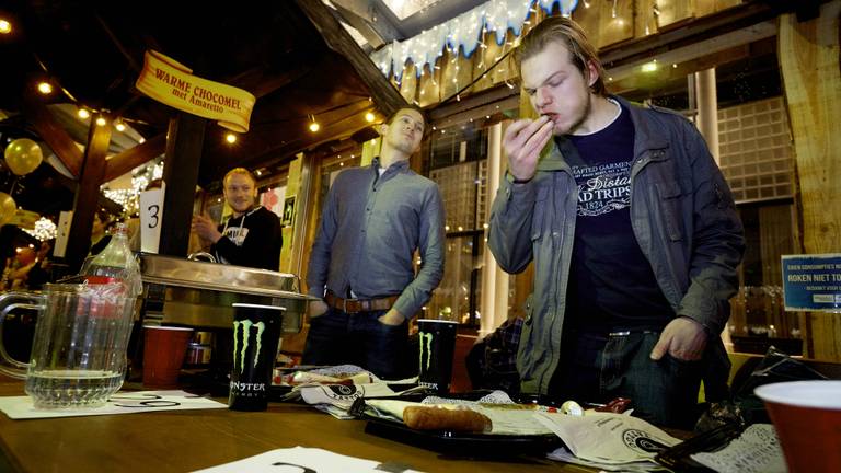Kevin van Ooijen uit Oss (r.) wereldkampioen frikandellen eten, 25 stuks binnen een halfuur