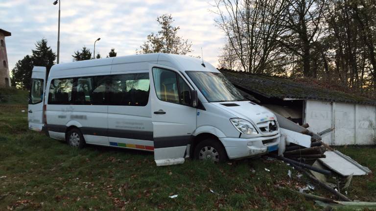 Busje tegen schuur (foto: Marco van den Broek / SQ Vision)