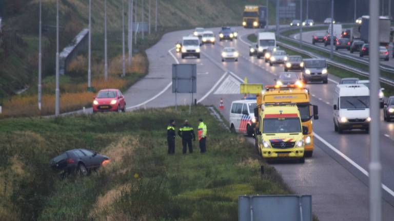 Een auto belandde in de sloot langs de A58 bij Etten-Leur. (foto: Alexander Vingerhoeds).