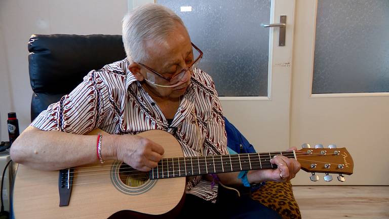 Richard van Braam is een echte gitaarheld met zijn 87 jaar.