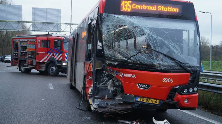 De bus reed in op een file. (Foto: Anja van Beek)