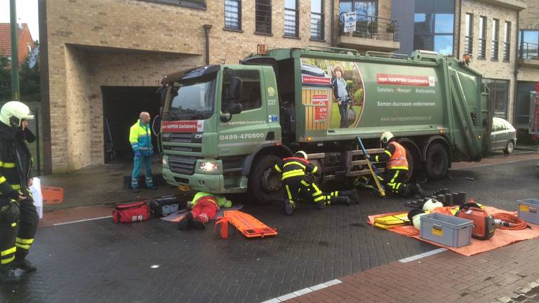 De vrouw kwam onder een vuilniswagen terecht. (foto: archief).