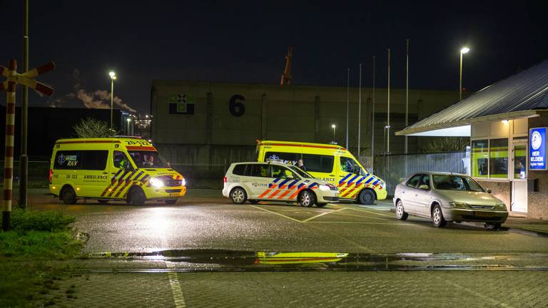 Een man was in het ruim van een schip gevallen. (foto: Marcel van Dorst/SQ Vision).