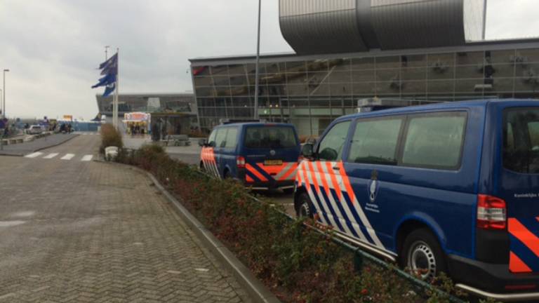 Marechaussee bewaakt Eindhoven Airport. (Foto: Hans van Hamersveld)