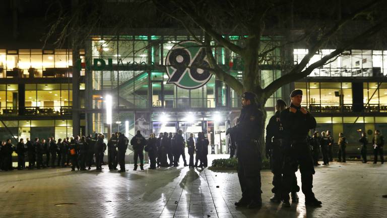 Ontruiming van het HDI stadion in Hannover. (Foto: ANP)