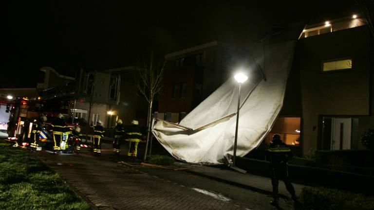 Afgewaaid dakzeil in Etten-Leur. (Foto: Alexander Vingerhoeds/Obscura Foto)