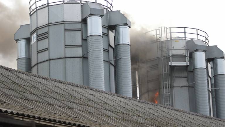Grote brand bij bedrijf Schijndel. (foto: AS Media)