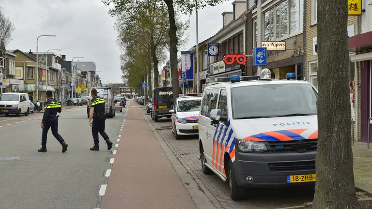 Bij één van de winkels gebruikte de overvaller een mes. (Foto: Jules Vorselaars / JVMedia)