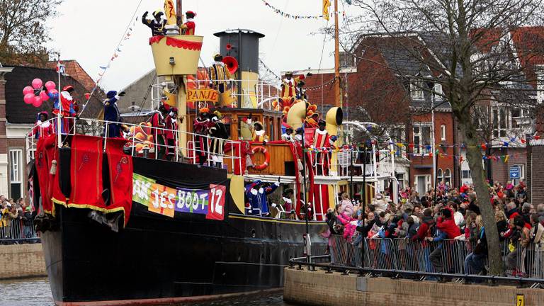 De sint en zijn pieten tijdens de intocht. (Foto: ANP)