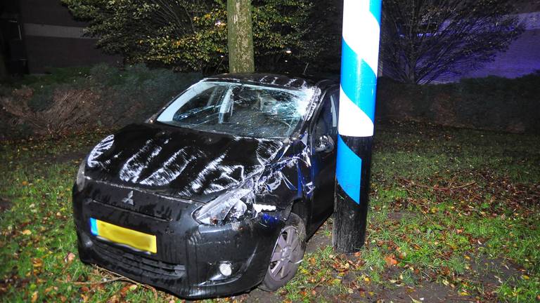 Vrouw en kind gewond nadat auto over de kop slaat (foto: FPMB/Marvin Doreleijers).