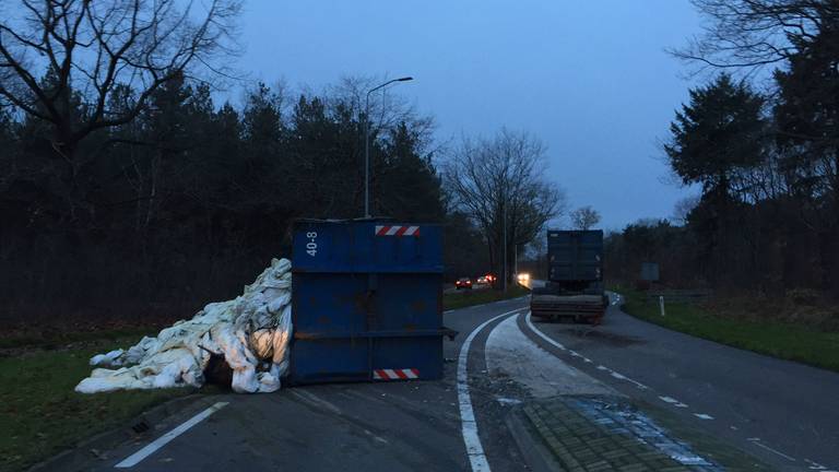 Vrachtwagen heeft container verloren op N264 bij Mill. (Foto: Marco Fotografie)