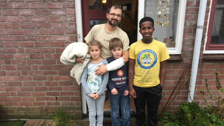 Redder Abdi (rechts) en Simon met zijn kinderen (Foto: Alice van der plas)