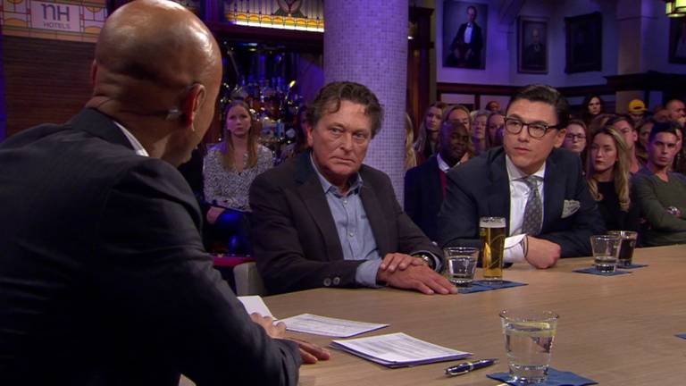 Humberto Tan in gesprek met Koevoets (beeld: RTL Late Night).