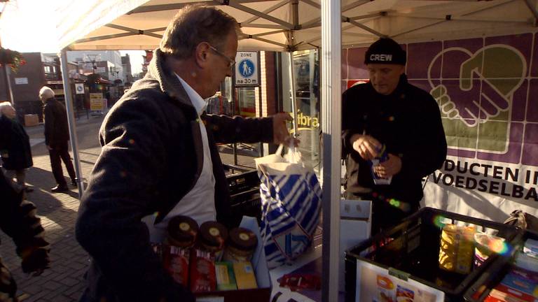 In Valkenswaard stond vanochtend de Karavaan, waar producten werden ingezameld (foto: Omroep Brabant)