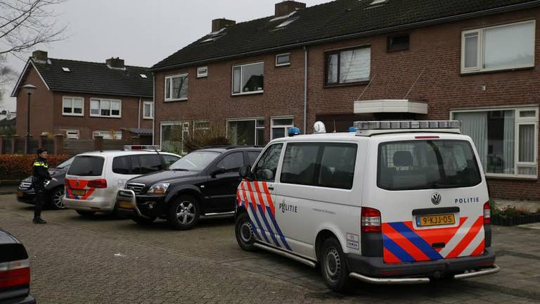 Woningoverval aan Zwaluwstraat in Oosterhout. (foto: Marcel van Dorst/SQ Vision).