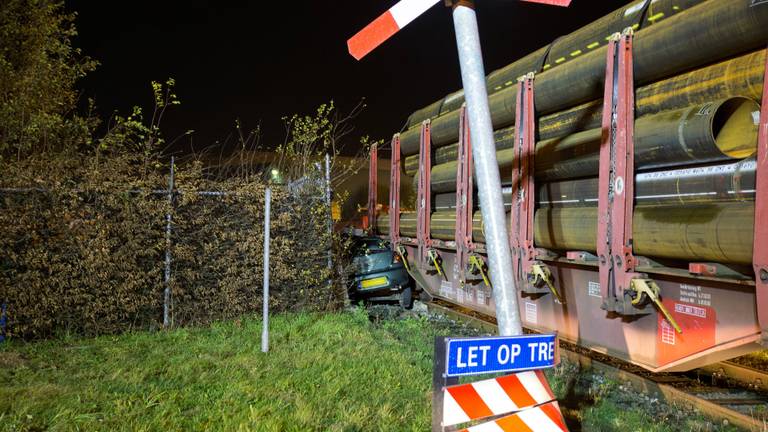 Auto botst met goederentrein in Moerdijk. (Foto: Marcel van Dorst/SQ Vision)