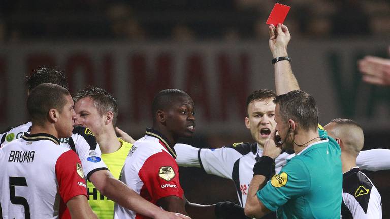 Björn Kuipers stuurde Pasveer het veld uit. (Foto: VI Images).