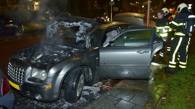 Chrysler 300 ging aan de Vlierlaan in Tilburg in vlammen op. (Foto:Jules Vorselaars / JVMedia)