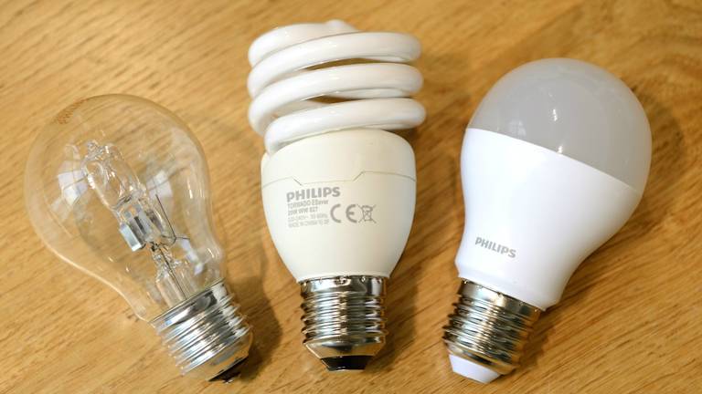De halogeen-lamp van Philips (links, archieffoto: ANP)