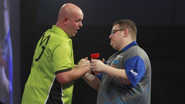 Michael van Gerwen complimenteert Eidams met zijn wedstrijd. (Foto: Lawrence Lustig/PDC).