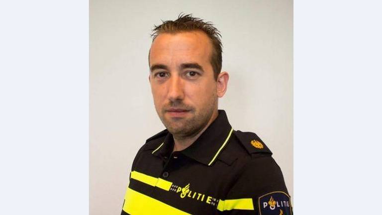 Wijkagent Van Eekelen (Foto: Twitter)