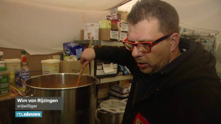 Wim van Rijzingen warmt de thuisgemaakte stoofpot op in Duinkerken. (screenshot: RTL Nieuws)