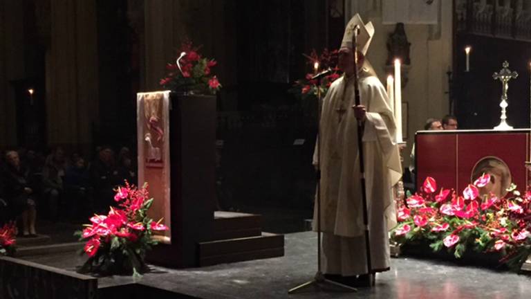 Bisschop Hurkmans tijdens zijn laatste nachtmis. (Foto: Jan Waalen)