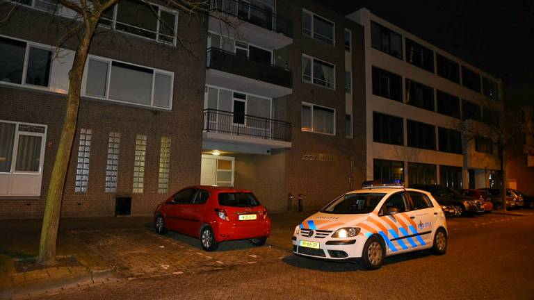 De politie kwam met meerdere auto's naar de Vincentiusstraat. (Foto: Toby de Kort/De Kort Media).