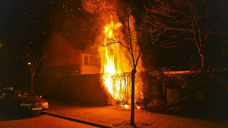 De vlammen kwamen in de buurt bij het huis. (Foto: Rico Vogels/SQ Vision).