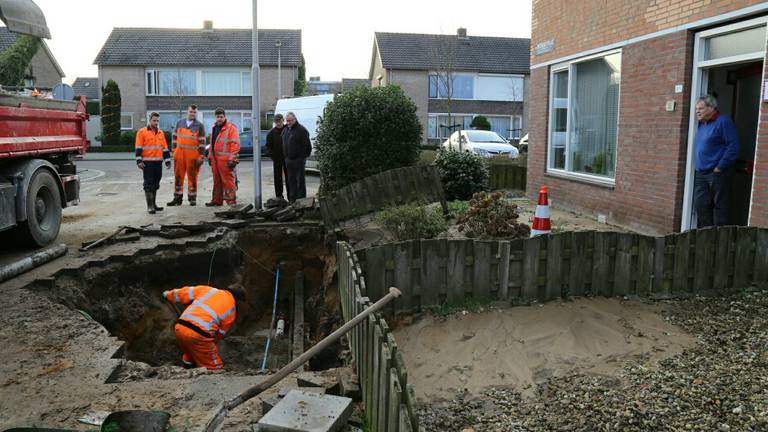 'Hele tuin onder de modder', kapotte waterleiding slaat flink gat in Van Reenenstraat in Oss