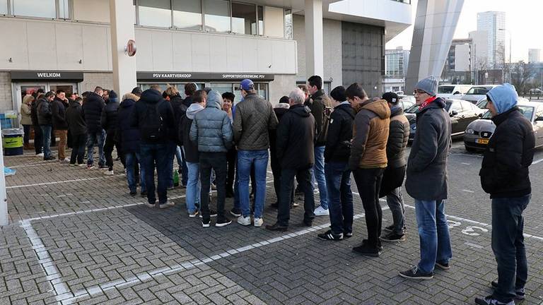 lange rij voor de laatste tickets (foto: PSVmedia)