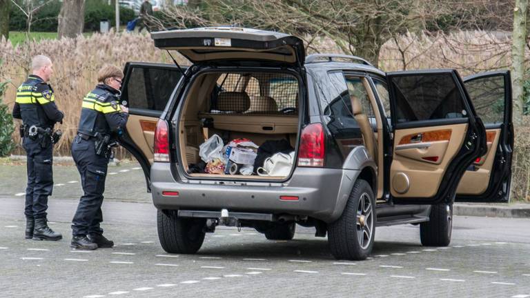 De auto werd na de vechtpartij doorzocht. (Foto Stijn Maas/ Stuve fotografie)