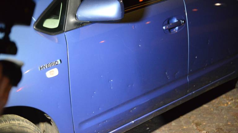 Schade aan auto na vuurwerkbom. (Foto: Perry Roovers/SQ Vision)