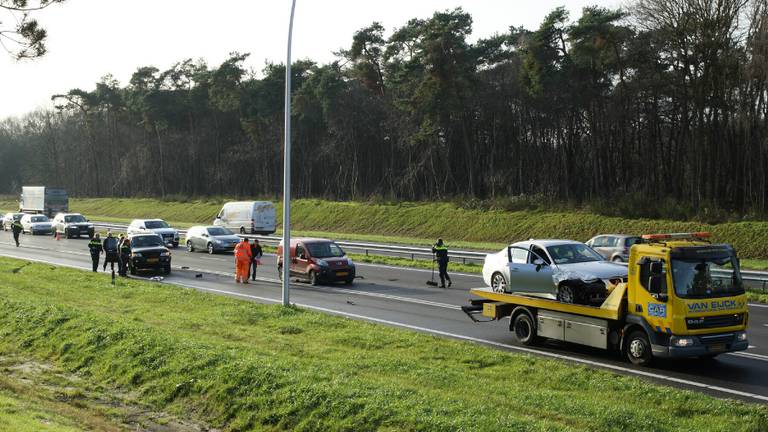 De weg werd vanwege het ongeluk tijdelijk afgesloten. (Foto: Martijn van Bijnen/FPMB).