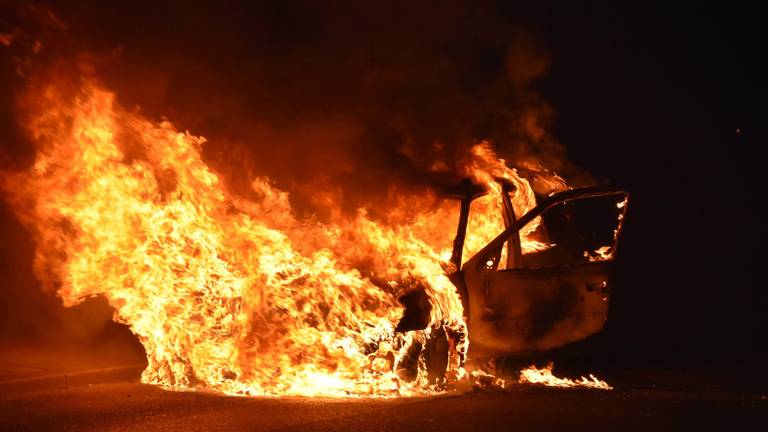 Autobrand Veen voor berucht café. (foto: Joost Korporaal/FPMB)