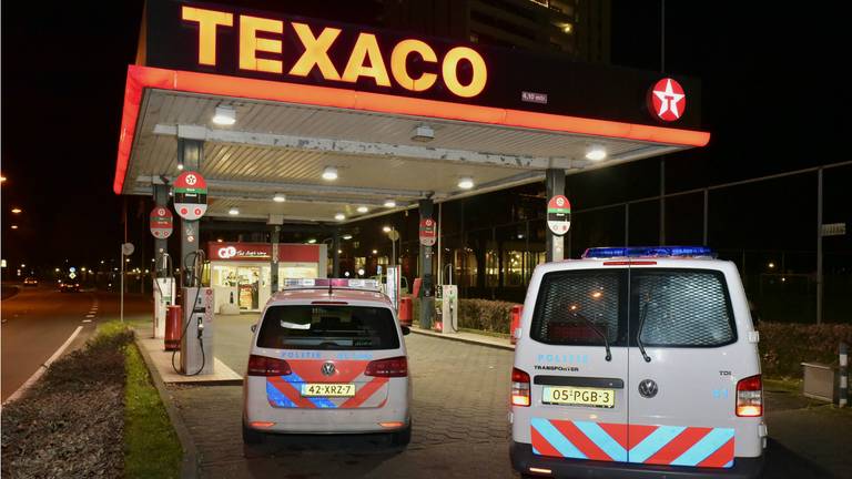 Gewapende overval op de Texaco op de Ringbaan Zuid in Tilburg. (Foto: Jules Vorselaars/JVMedia)