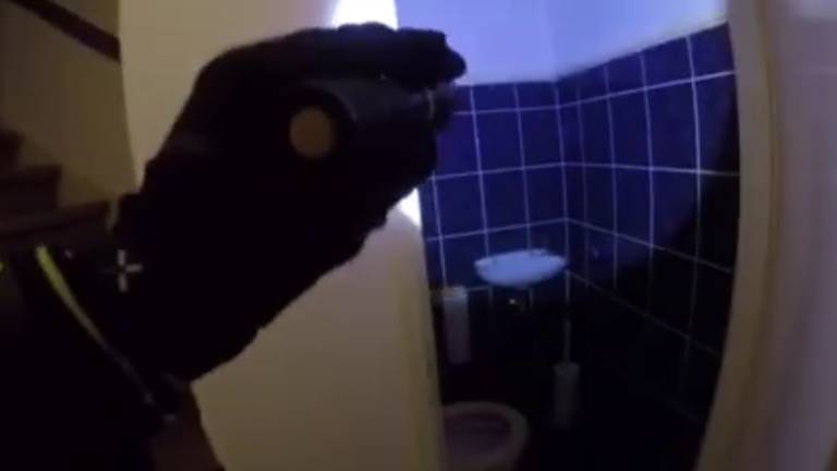 De politie zocht in het hele huis naar de man. Beeld uit filmpje Facebook