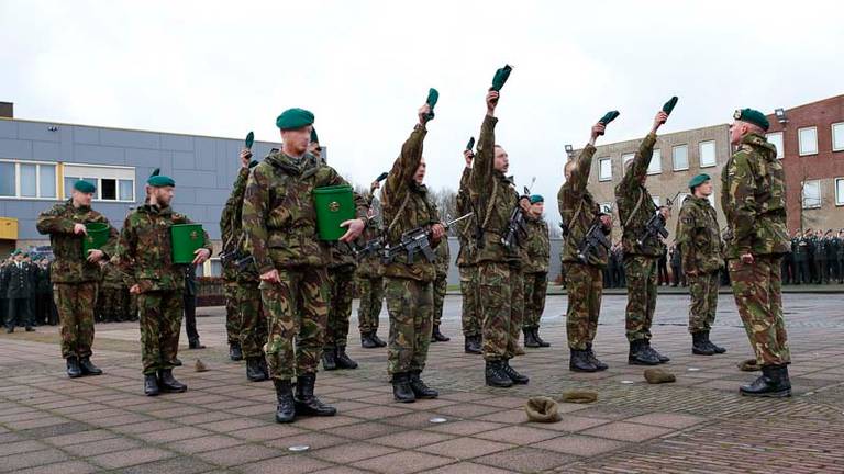 hamer Koor deur Commando's van defensie verwelkomen nieuwe kameraden: mutsdas af, groene  baret op - Omroep Brabant